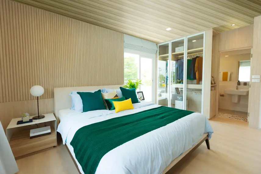 Desain interior modern dengan wall panel PVC JAVAFON sebagai alternatif wallpaper tahan lembap dan bergaya mewah untuk hunian urban